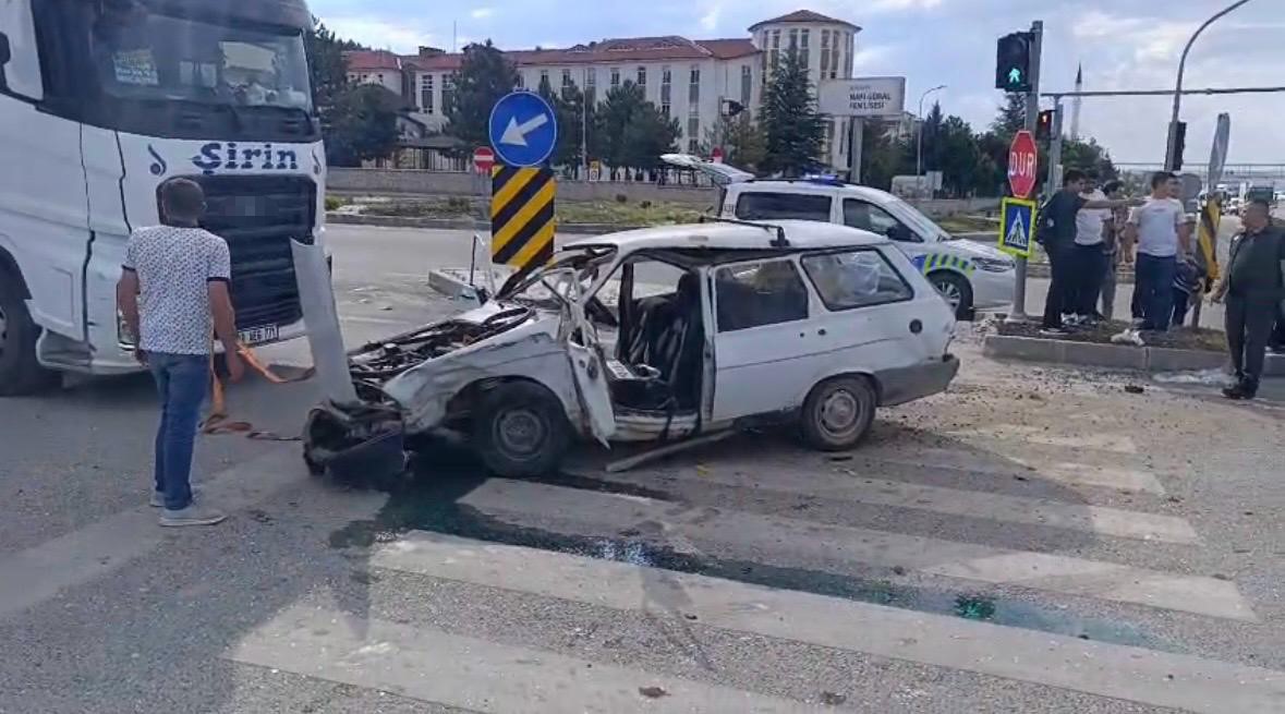 Afyon yolunda feci kaza! Kavşakta iki otomobil kafa kafaya çarpıştı