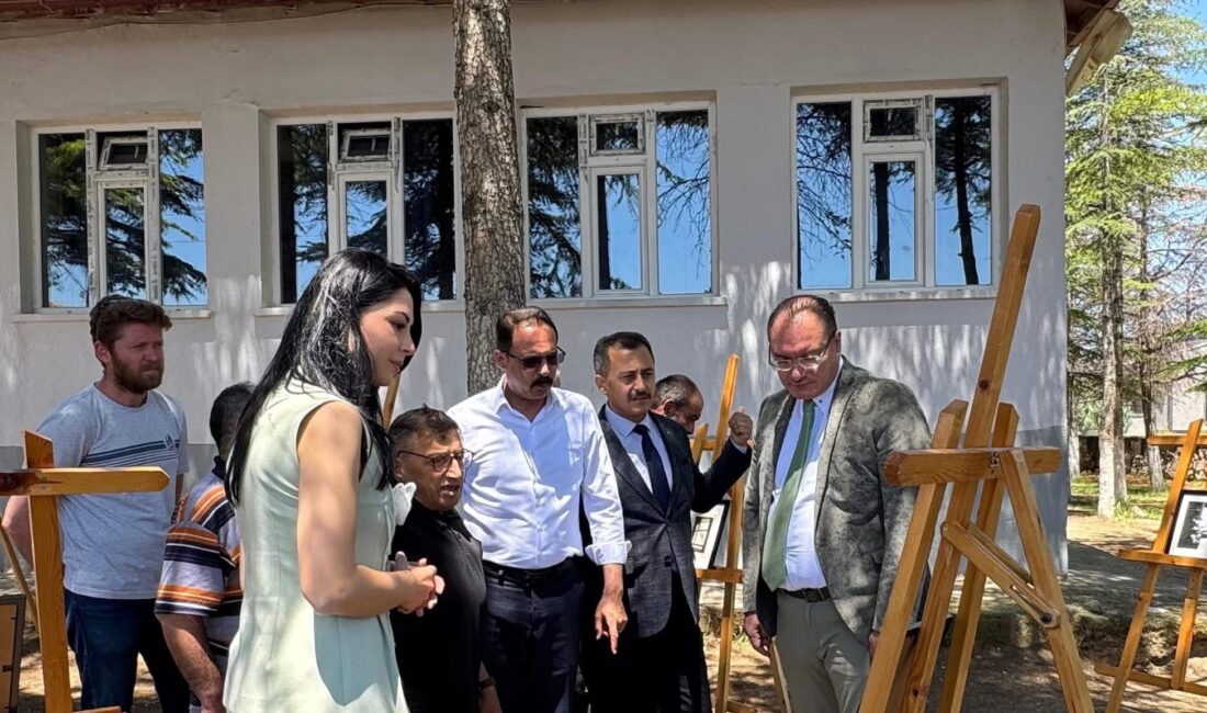 İLÇE PROTOKOLÜ AÇILIŞ KURDELESİNİ BİRLİKTE KESTİ Okul bünyesinde organize edilen