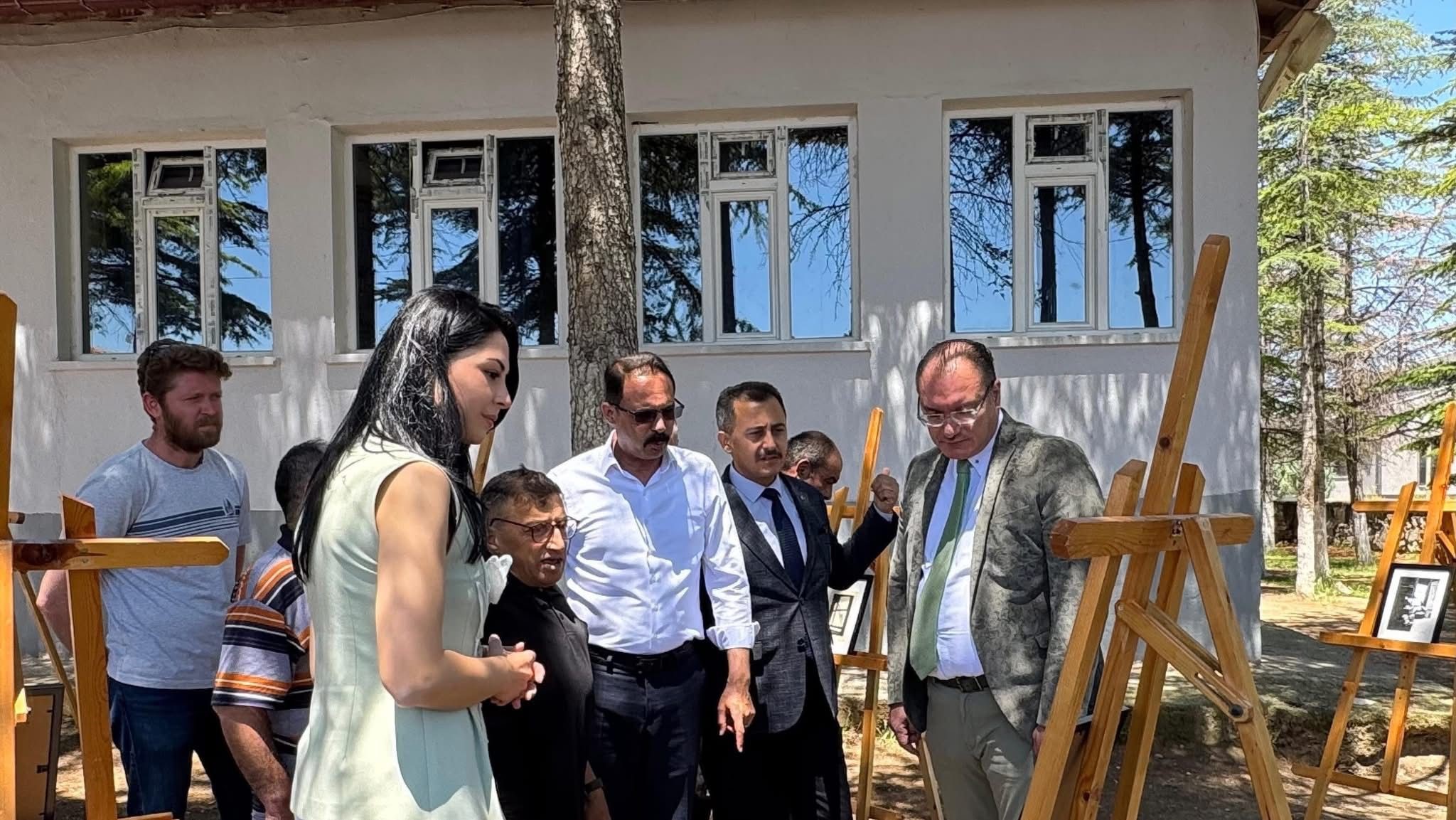 Bolvadin’de ilçe protokolünün katılımıyla muhteşem resim sergisi açıldı