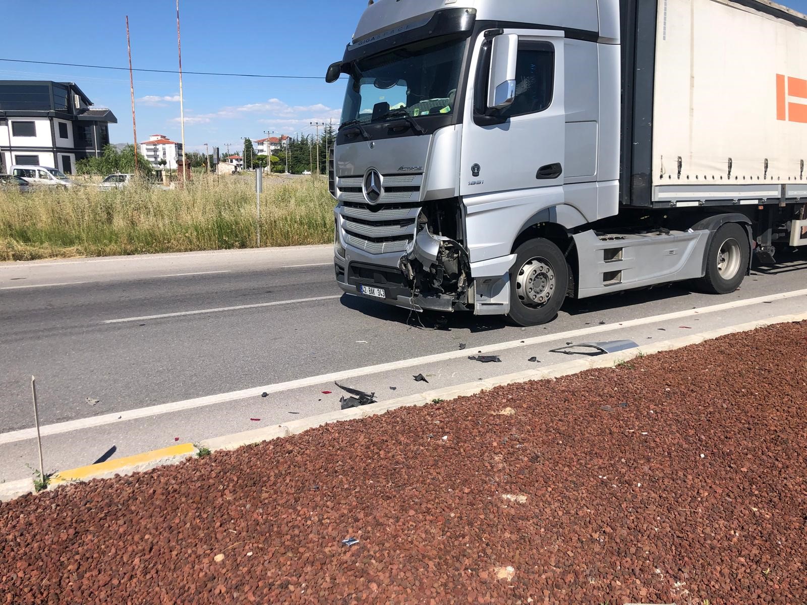 Bolvadin ilçesinde tır ve otomobil çarpıştı!