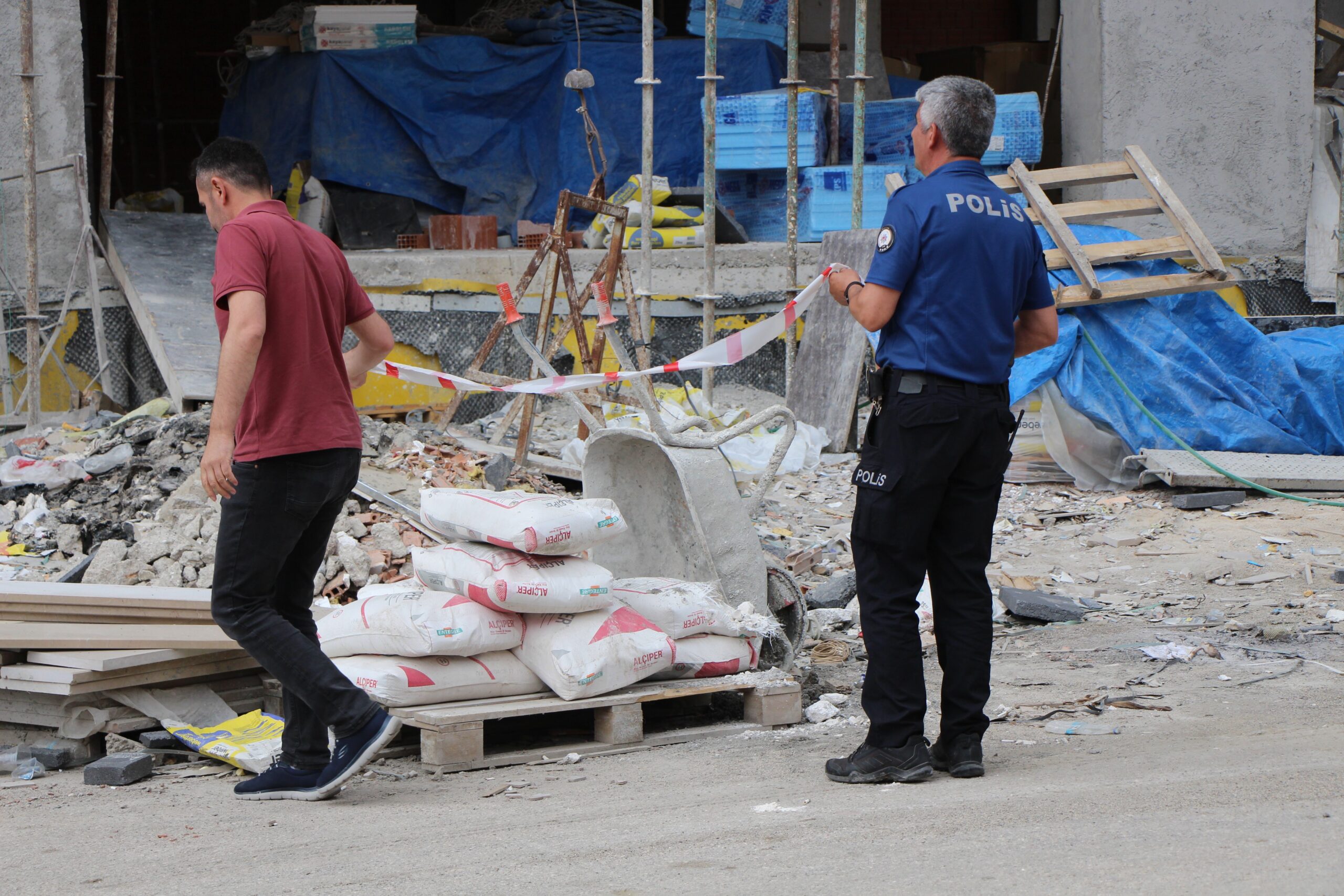 İnşaatın dördüncü katından beton zemine çakıldı!