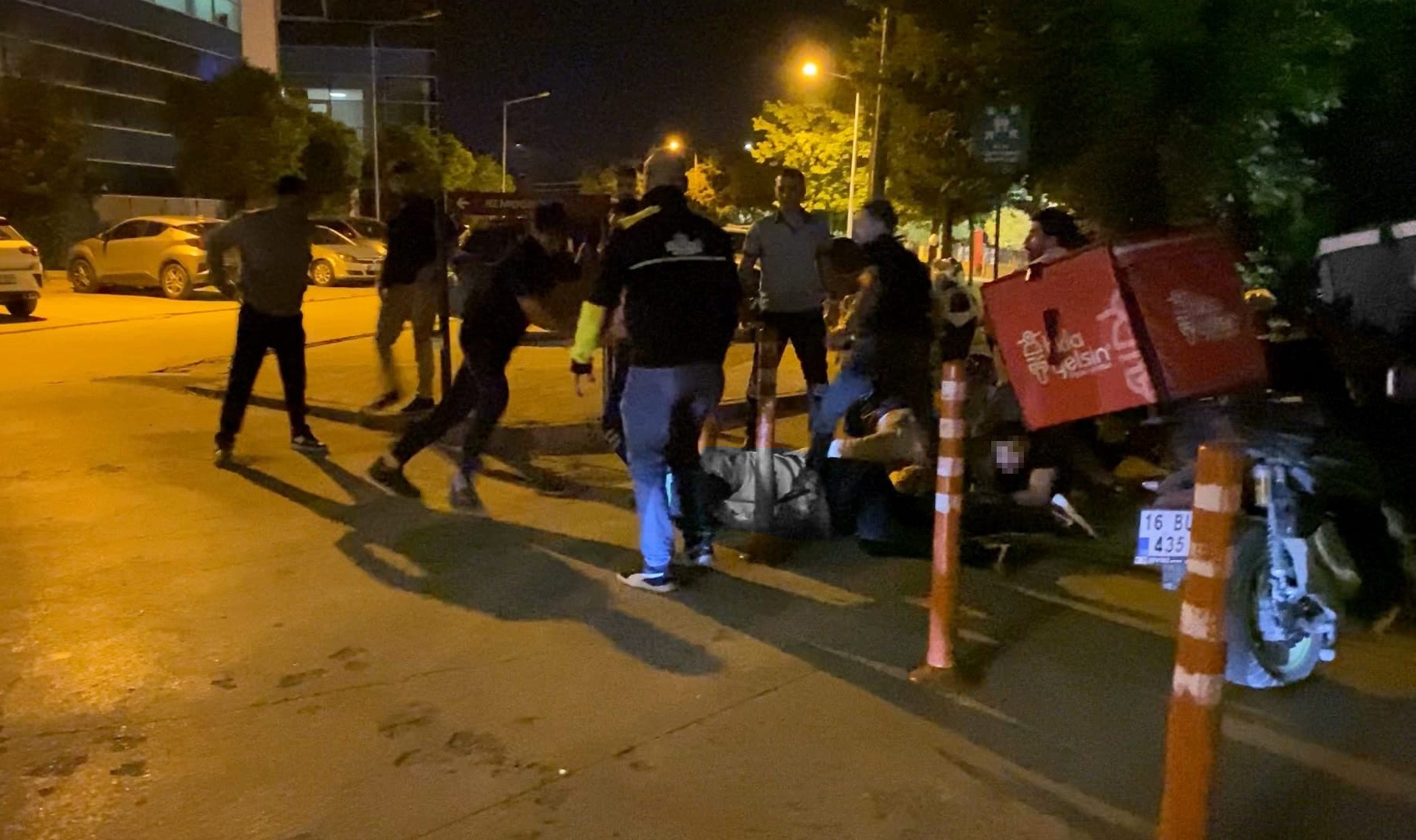  Sokak ringe döndü, yumruklar havada uçuştu