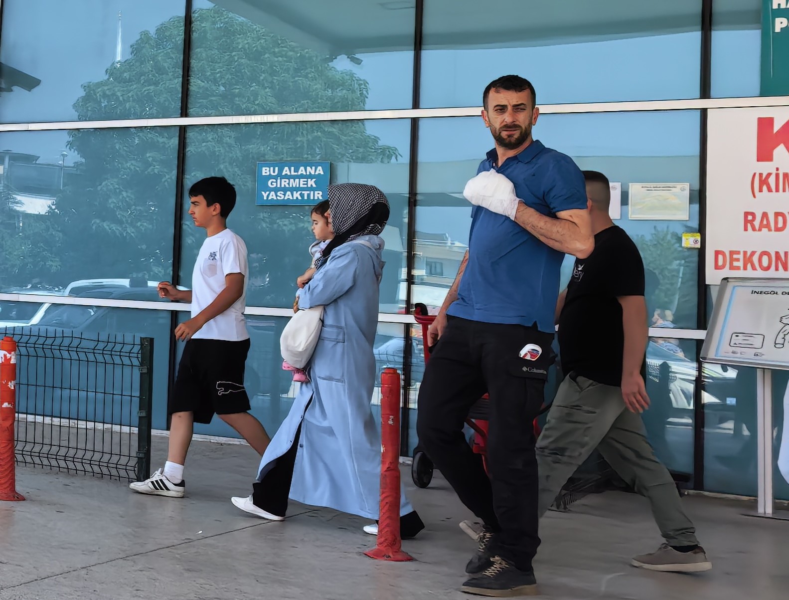 Ahşap keserken bir anlık dikkatsizlik parmağından etti!