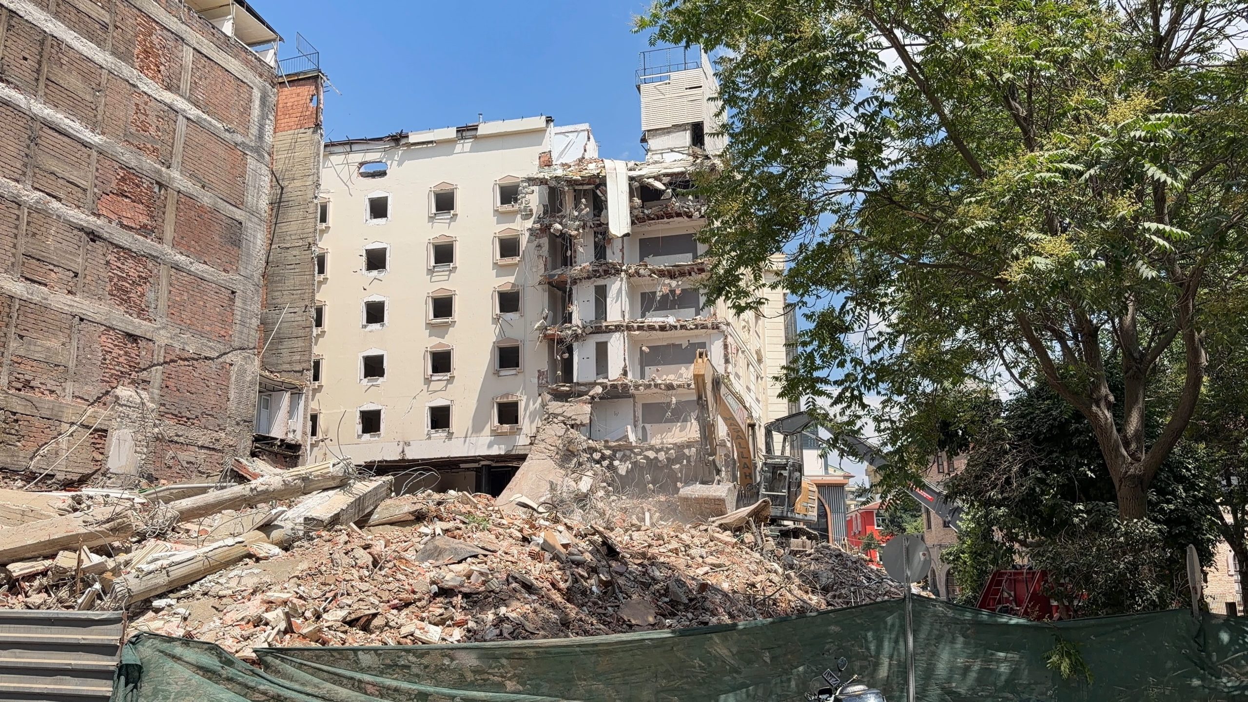 Kontrollü denilen otel yıkımında tonlarca moloz iş hanının üzerine çöktü!