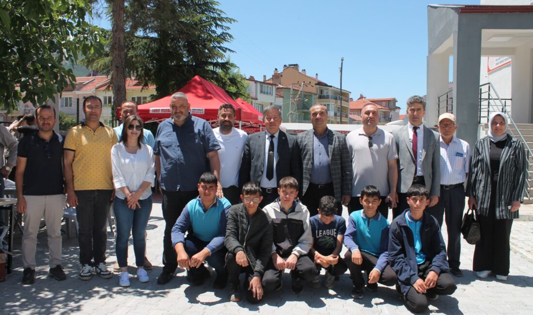 Yurt bahçesinde düzenlenen programa Çay Belediye Başkanı Yaşar Kemal Kantartopu,