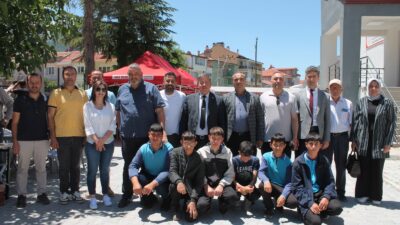 Yurt bahçesinde düzenlenen programa Çay Belediye Başkanı Yaşar Kemal Kantartopu,