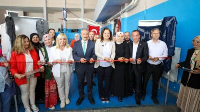 Afyonkarahisar Belediye Başkanı Burcu Köksal, sergiyi ziyaret ederek kursiyerlerin yıl