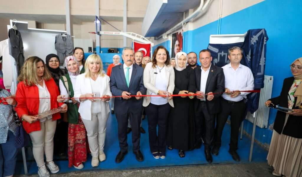 Afyonkarahisar Belediye Başkanı Burcu Köksal, sergiyi ziyaret ederek kursiyerlerin yıl