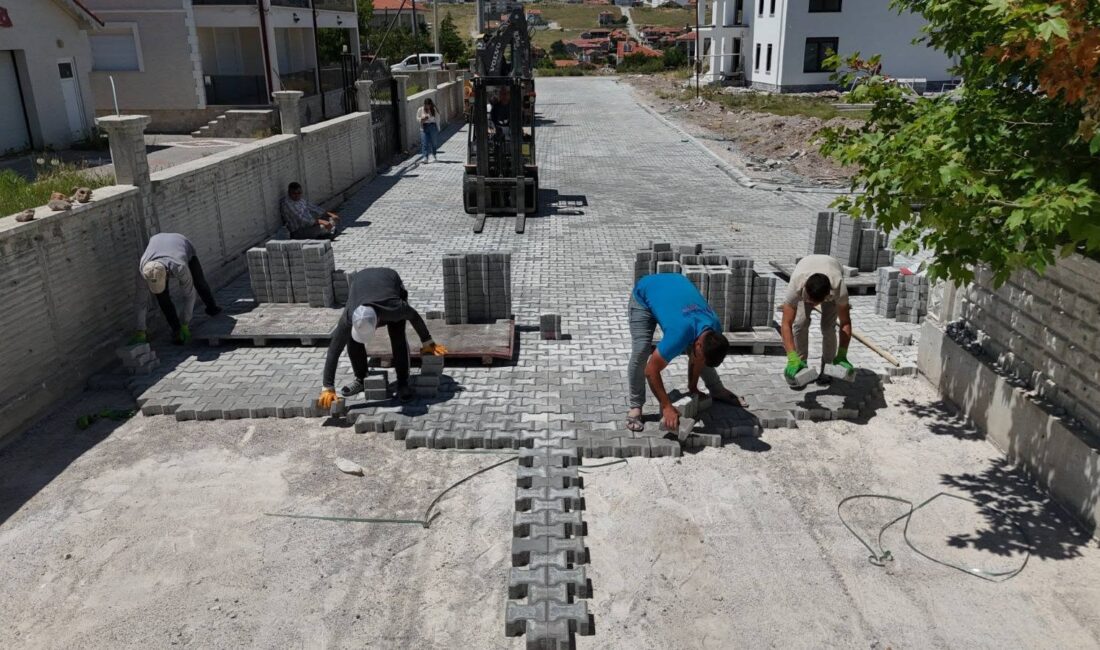 Çalışmalar kapsamında Adaçal Mahallesi’nde kaldırım taşı döşeme, Karşıyaka Mahallesi’nde ise