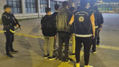 İSCEHİSAR’DA BELİRLENEN ADRESLERE EŞ ZAMANLI ŞAFAK OPERASYONU Emniyet güçlerinin göçmen