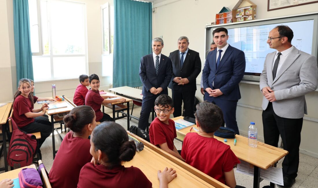 Ziyaret kapsamında okulun öğretmen ve öğrencileriyle bir araya gelen Vali