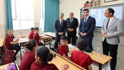 Ziyaret kapsamında okulun öğretmen ve öğrencileriyle bir araya gelen Vali