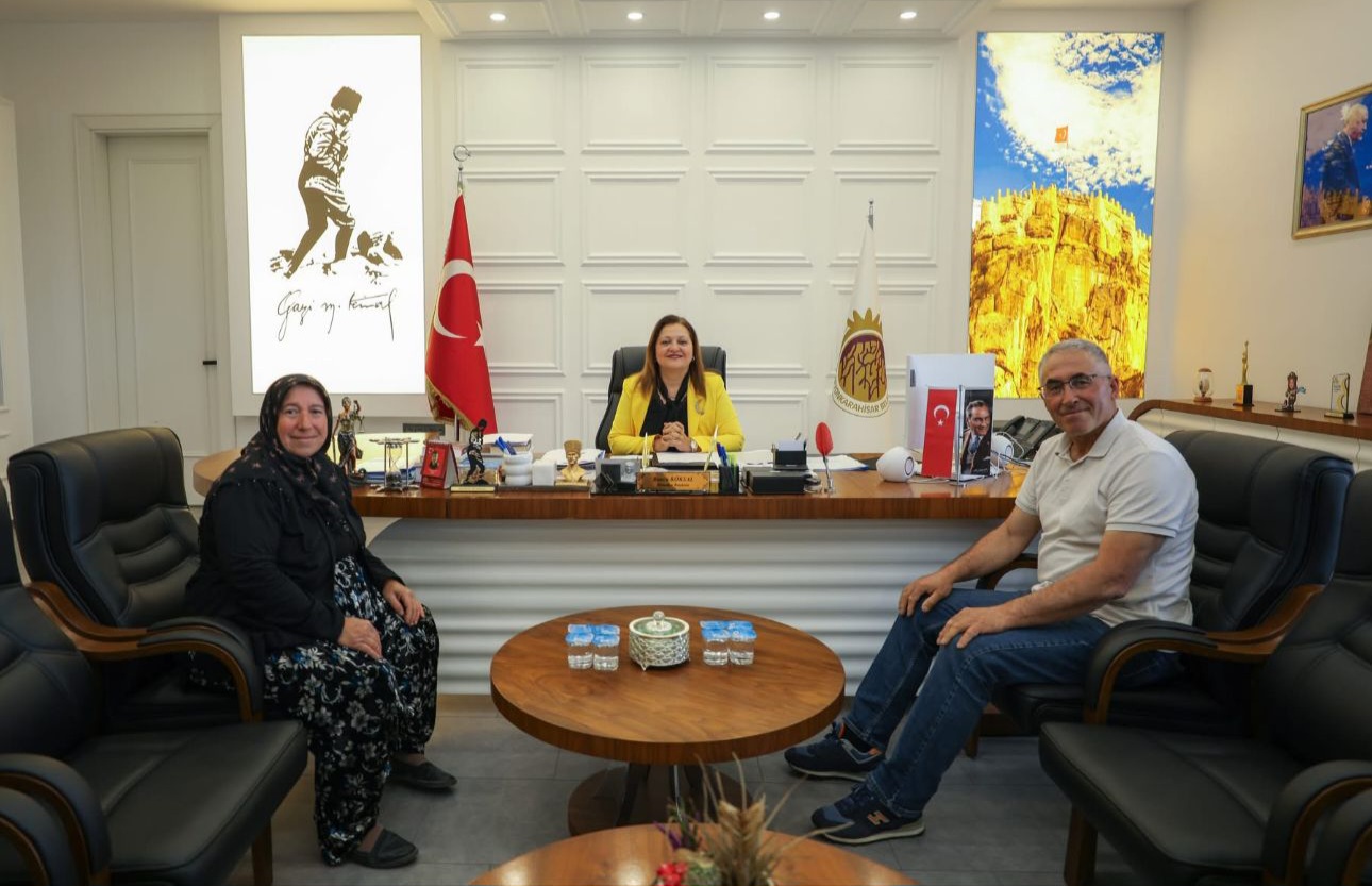 Dinar’ın Tatarlı Beldesi’nden gelen Karadeniz çifti, Başkan Köksal ile bir
