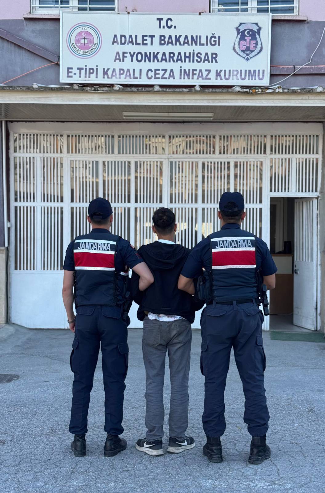Afyon’da kılık değiştirse de jandarmadan kaçamadı