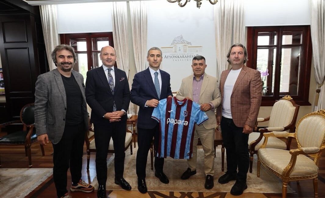 Ziyaret kapsamında Vali Aktaş’a Trabzonspor forması hediye edilirken, karşılıklı nezaket