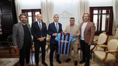 Ziyaret kapsamında Vali Aktaş’a Trabzonspor forması hediye edilirken, karşılıklı nezaket