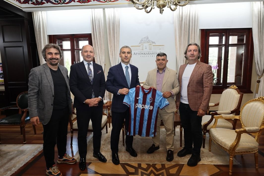 Ziyaret kapsamında Vali Aktaş’a Trabzonspor forması hediye edilirken, karşılıklı nezaket