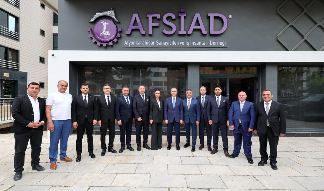 Vali Aktaş’ı dernek binasında AFSİAD Yönetim Kurulu Başkanı Kadir Sayın