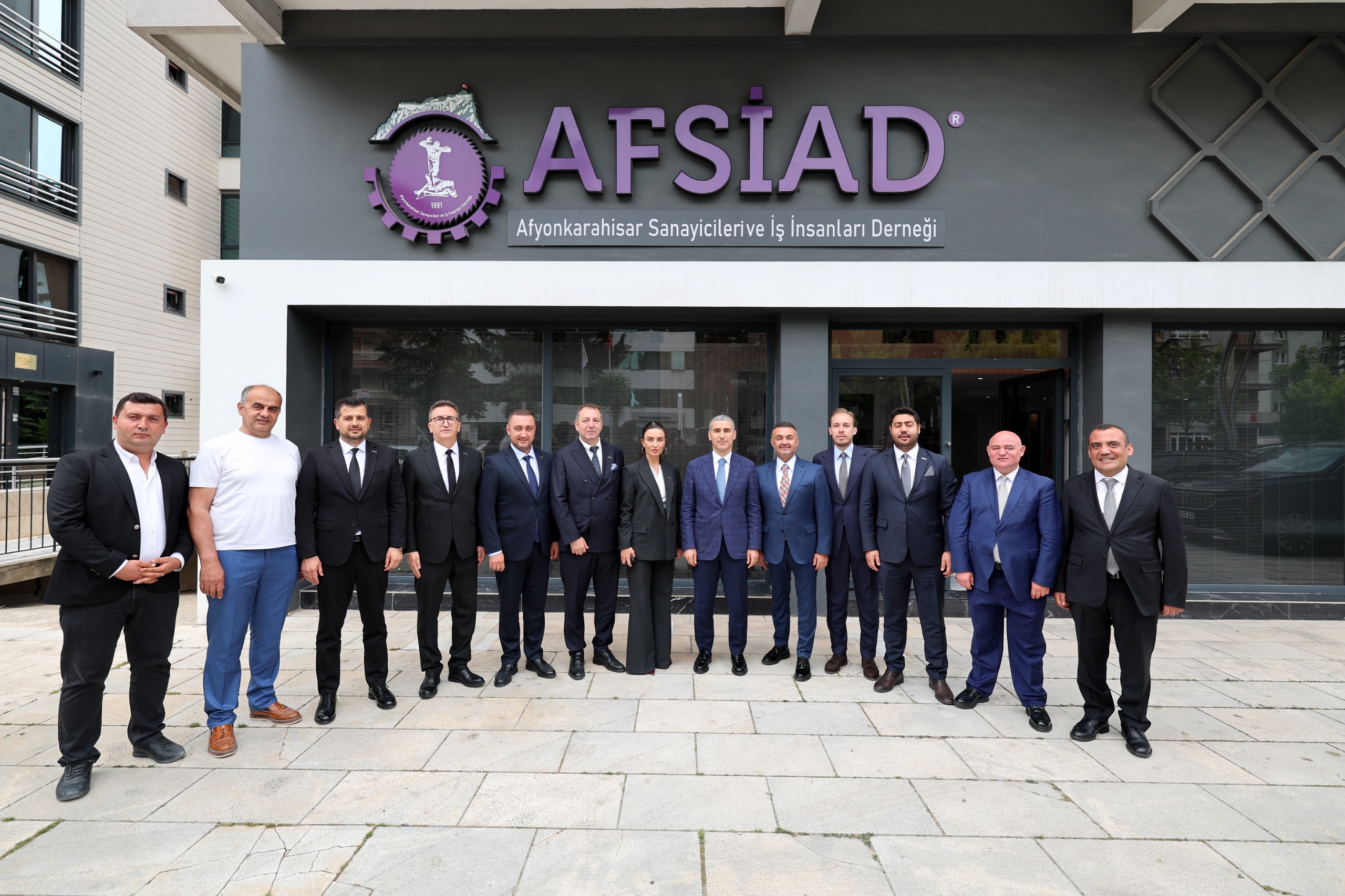 Vali Aktaş’ı dernek binasında AFSİAD Yönetim Kurulu Başkanı Kadir Sayın