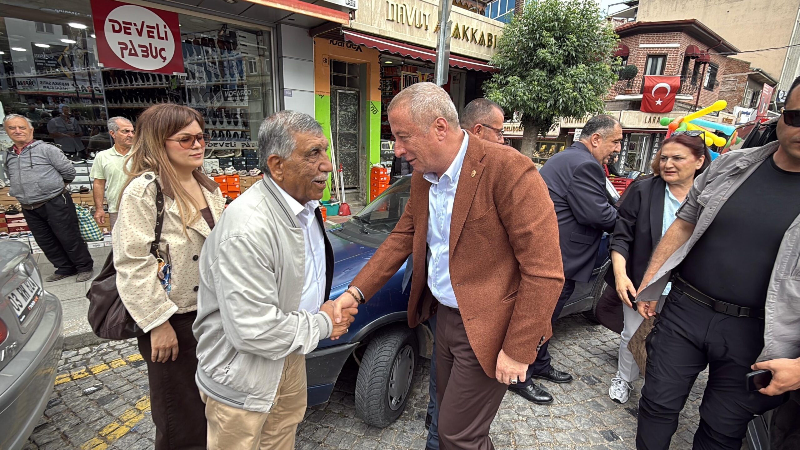 Afyonkarahisar, İYİ Parti, Hakan Şeref Olgun, Zafer Meydanı, esnaf ziyareti, Demirciler Çarşısı, yerel siyaset, politika haberleri