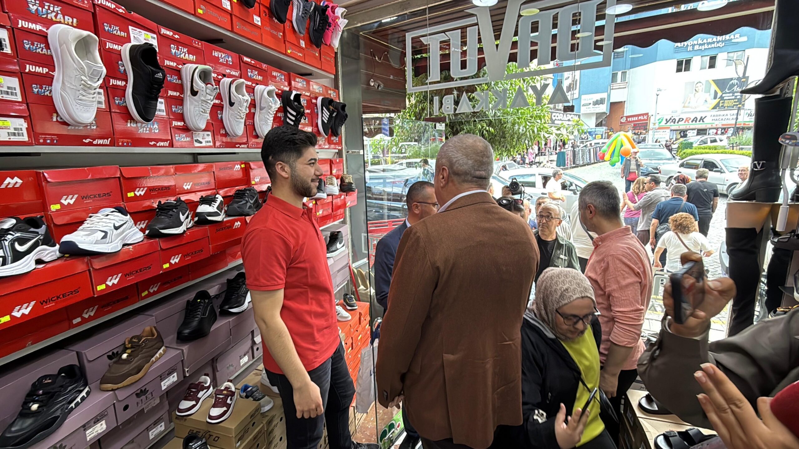 Afyonkarahisar, İYİ Parti, Hakan Şeref Olgun, Zafer Meydanı, esnaf ziyareti, Demirciler Çarşısı, yerel siyaset, politika haberleri