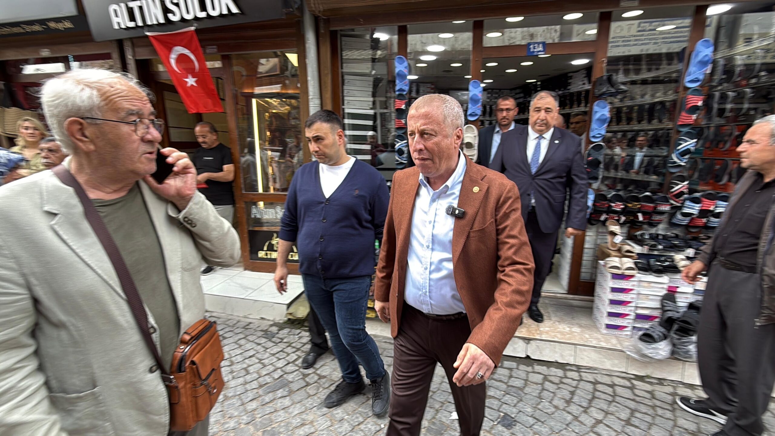 Afyonkarahisar, İYİ Parti, Hakan Şeref Olgun, Zafer Meydanı, esnaf ziyareti, Demirciler Çarşısı, yerel siyaset, politika haberleri