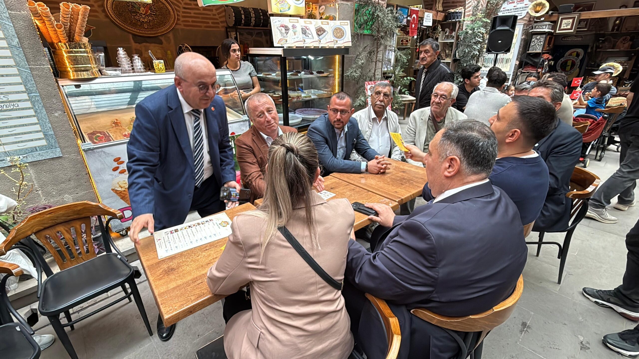 Afyonkarahisar, İYİ Parti, Hakan Şeref Olgun, Zafer Meydanı, esnaf ziyareti, Demirciler Çarşısı, yerel siyaset, politika haberleri