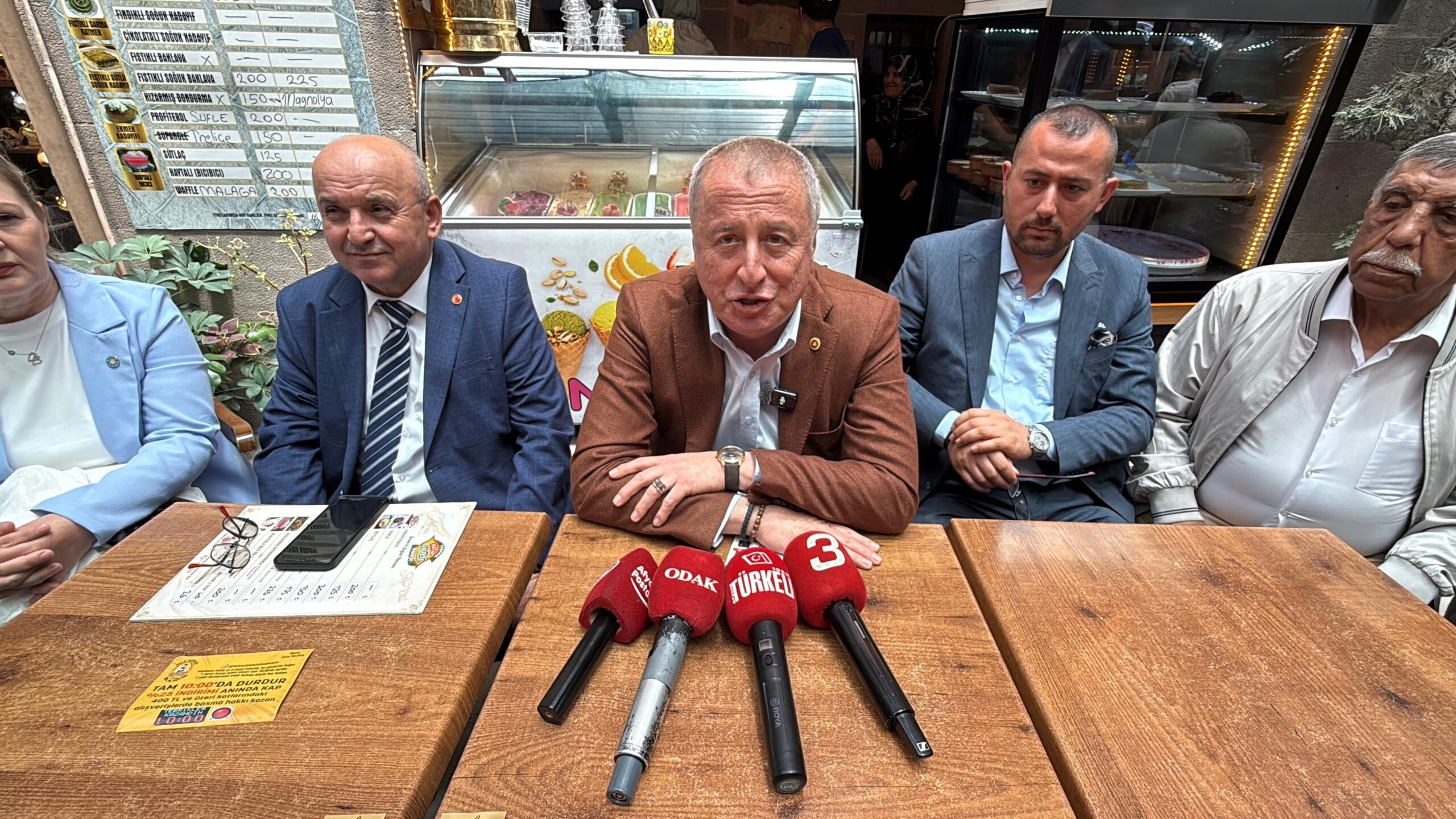 Afyonkarahisar, İYİ Parti, Hakan Şeref Olgun, Zafer Meydanı, esnaf ziyareti, Demirciler Çarşısı, yerel siyaset, politika haberleri