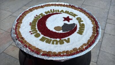 Etkinlik, coşkulu bir mehteran takımı gösterisiyle başladı. Meydandaki vatandaşlara tarihi