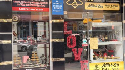HER GÜN SİLMEKTEN YORULDUM DİYEREK VİTRİNE KURAL LİSTESİ ASTI Kent