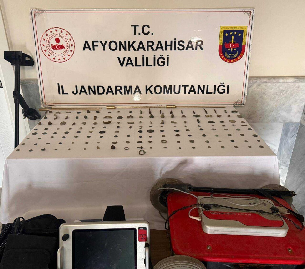 Afyonkarahisar’da 150 sikke ve obje ele geçirildi