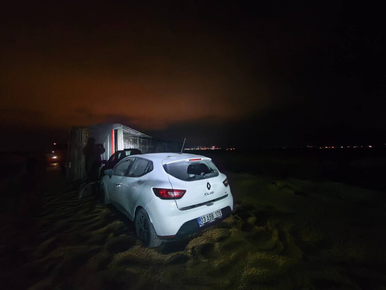 Afyonkarahisar’da devrilen tıra otomobilin çarpması sonucu 4 kişi yaralandı
