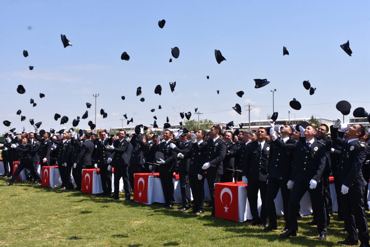 Afyonkarahisar’da eğitimini tamamlayan 432 polis adayı mezun oldu