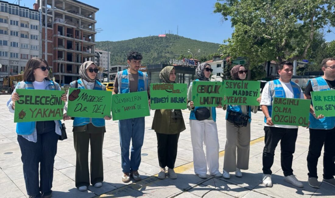 AFYONKARAHİSAR (AA) – Afyonkarahisar'da bağımlılığa karşı farkındalık amacıyla FlashMob etkinliği