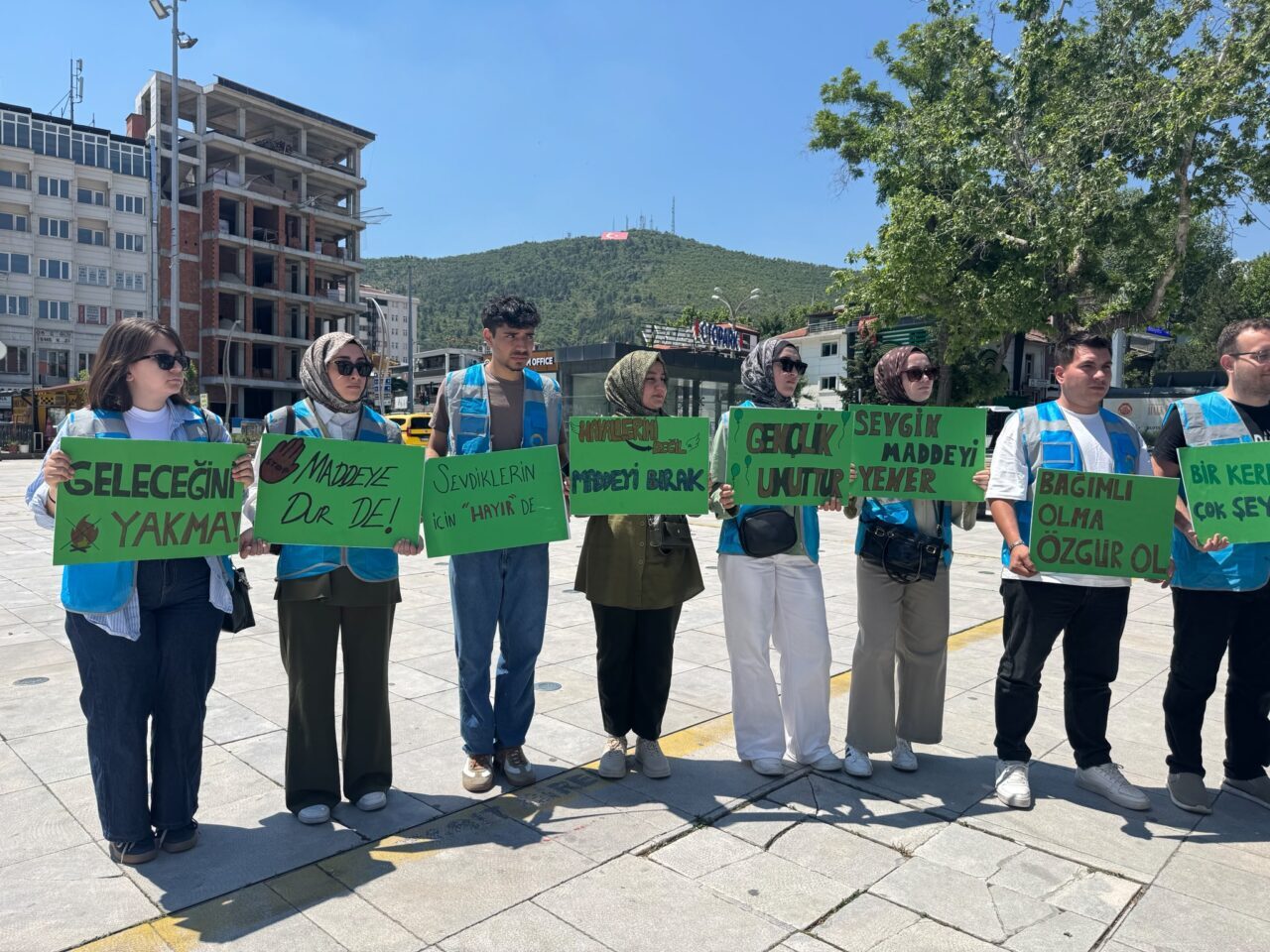 AFYONKARAHİSAR (AA) – Afyonkarahisar'da bağımlılığa karşı farkındalık amacıyla FlashMob etkinliği