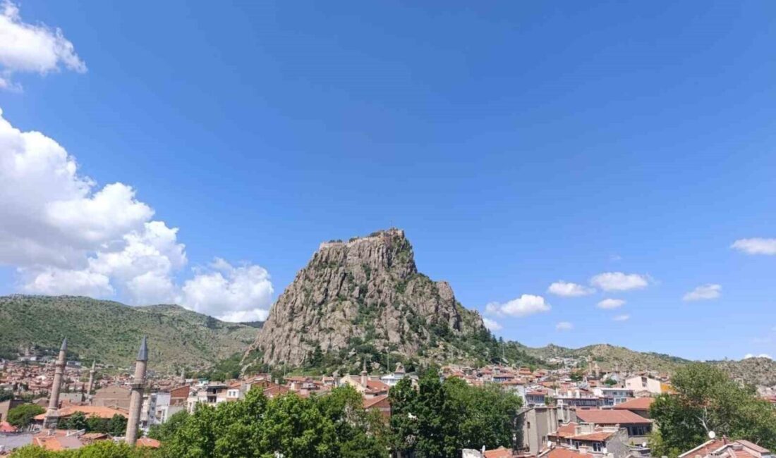 Afyonkarahisar yeni haftaya açık ve sıcak bir havayla başlarken, kentte