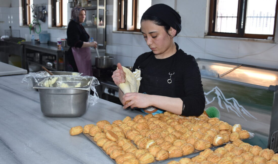 - Çay ilçesinde kurulan kadın kooperatifinde kurs alan kadınlar, ürettikleri