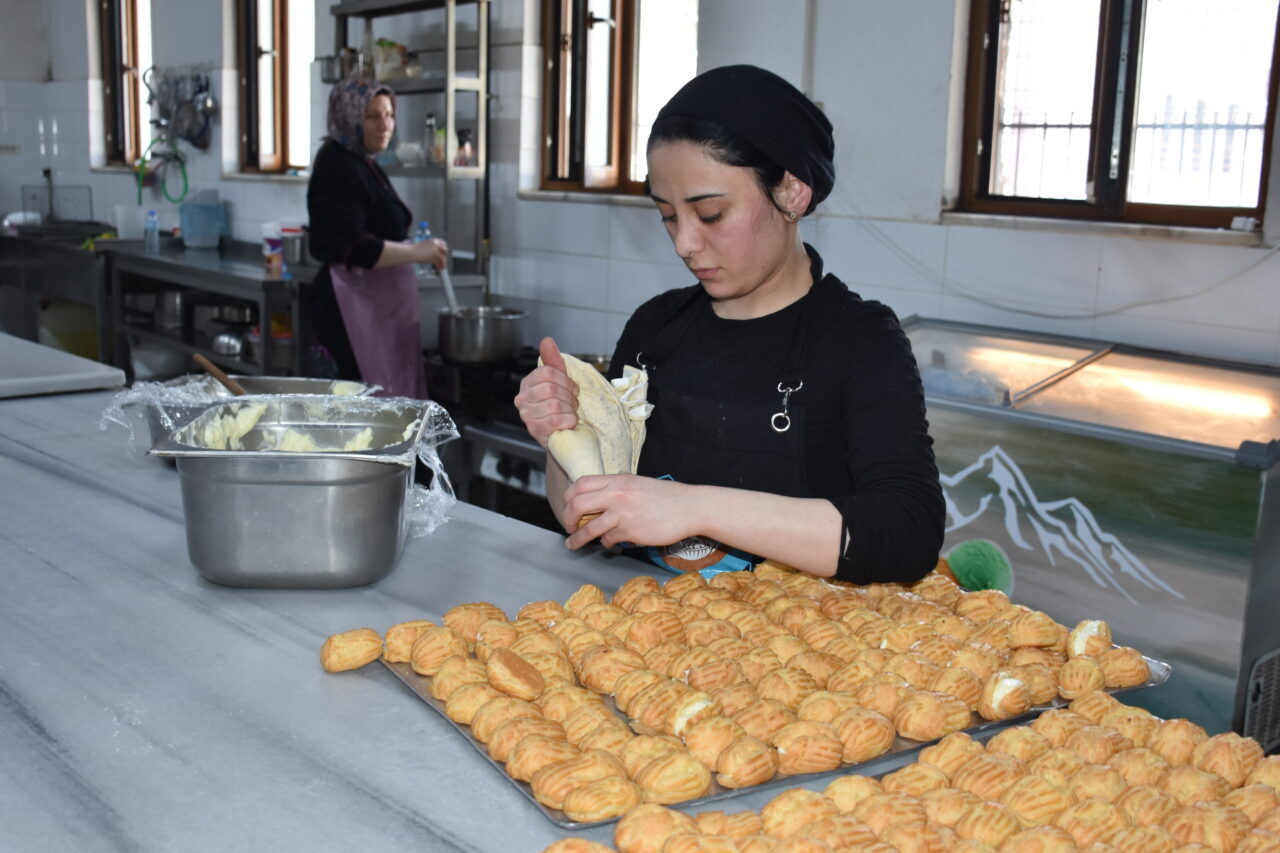 - Çay ilçesinde kurulan kadın kooperatifinde kurs alan kadınlar, ürettikleri