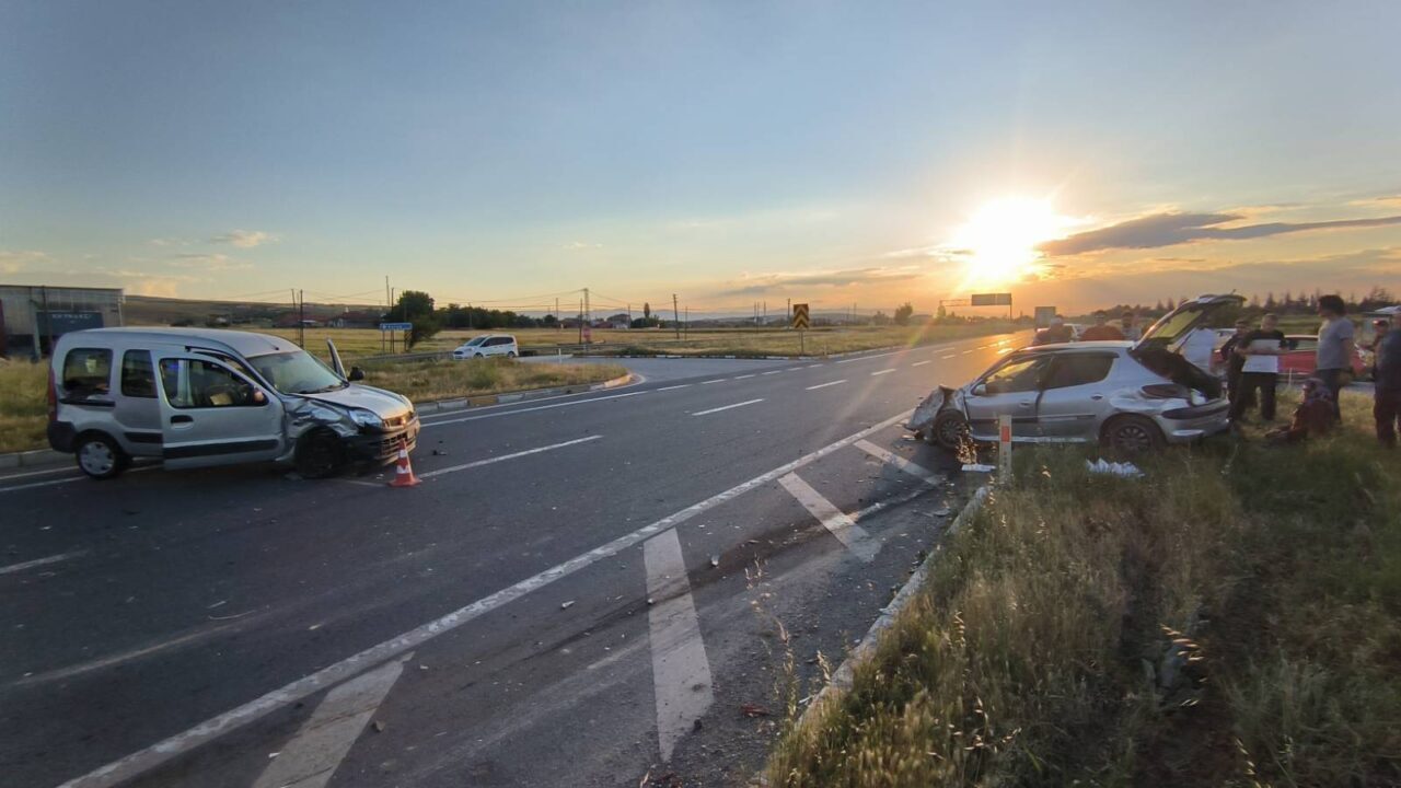 Afyonkarahisar’da otomobil ile hafif ticari aracın çarpıştığı kazada 8 kişi yaralandı