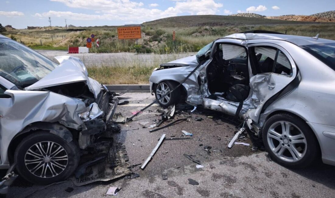 AFYONKARAHİSAR (AA) – Afyonkarahisar'ın Emirdağ ilçesinde otomobille hafif ticari aracın