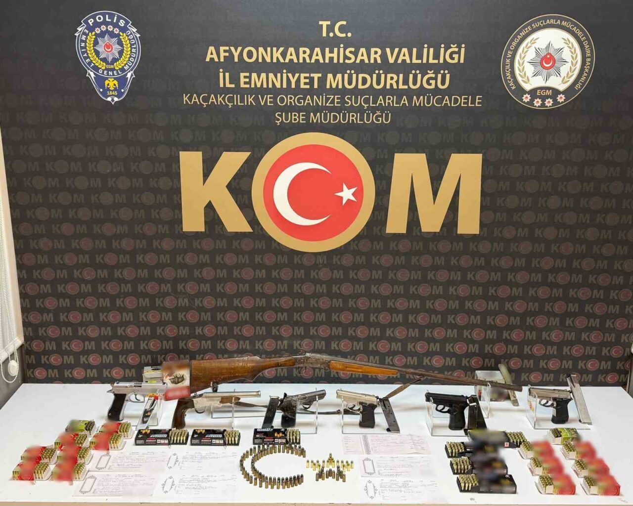 Afyonkarahisar’da tefecilik yaptıkları ve vatandaşları silahla tehdit ederek para almaya