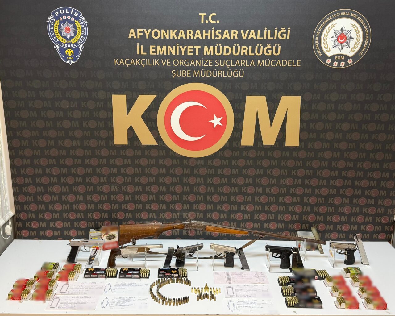 AFYONKARAHİSAR (AA) – Afyonkarahisar'da tefecilik operasyonunda 5 zanlı gözaltına alındı.