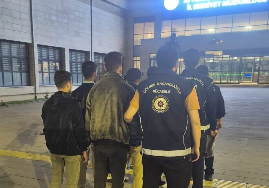 AFYONKARAHİSAR (AA) – Afyonkarahisar'ın İscehisar ilçesinde 8 düzensiz göçmen yakalandı.