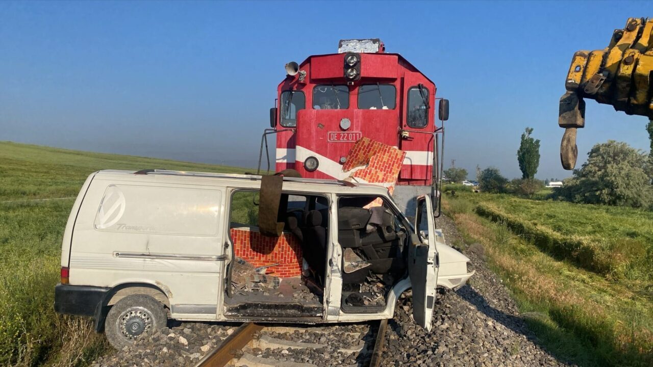 Afyonkarahisar’da yolcu treni hemzemin geçitte kamyonete çarptı