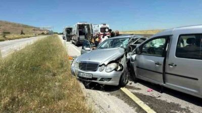Afyonkarahisar’da otomobil ile hafif ticari aracın çarpışması sonucu meydana gelen