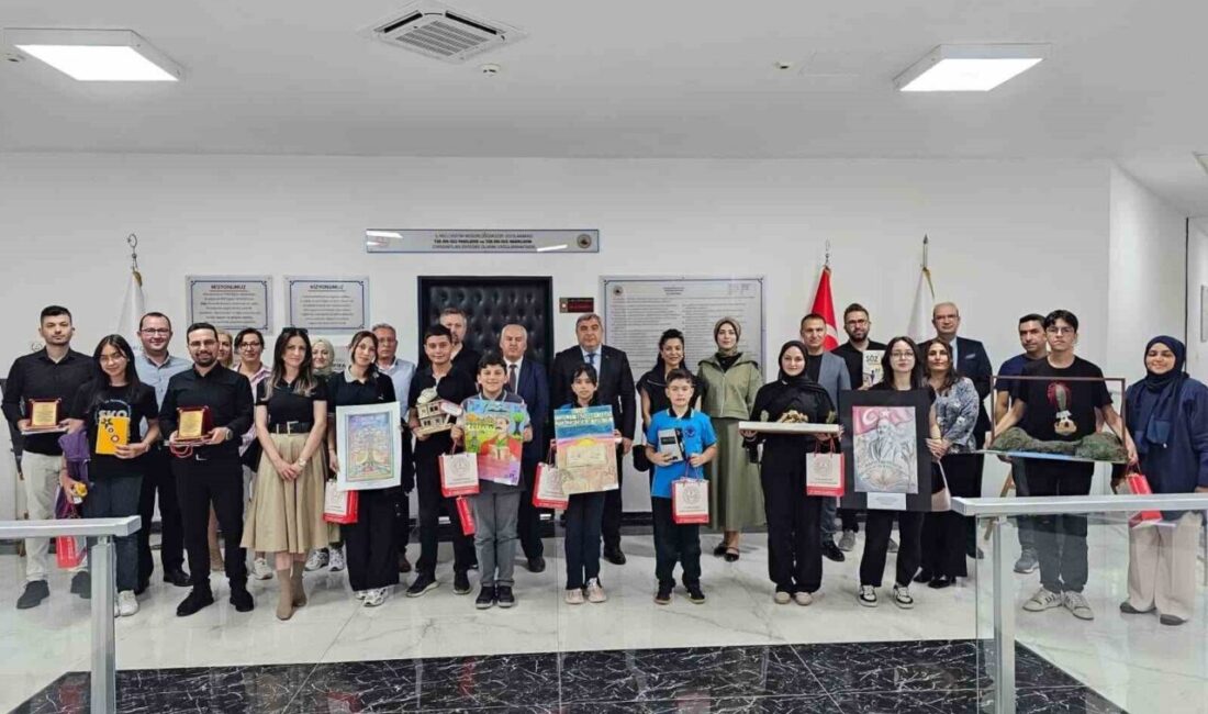Afyonkarahisar’da ‘Dilimizin Zenginlikleri Projesi’nde başarı gösteren öğrencilere ödülleri protokol üyeleri