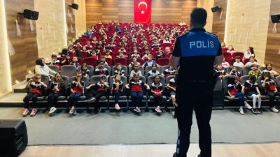 Ziyaret kapsamında öğrencilere polislik mesleği tanıtılırken, günlük yaşamda dikkat etmeleri