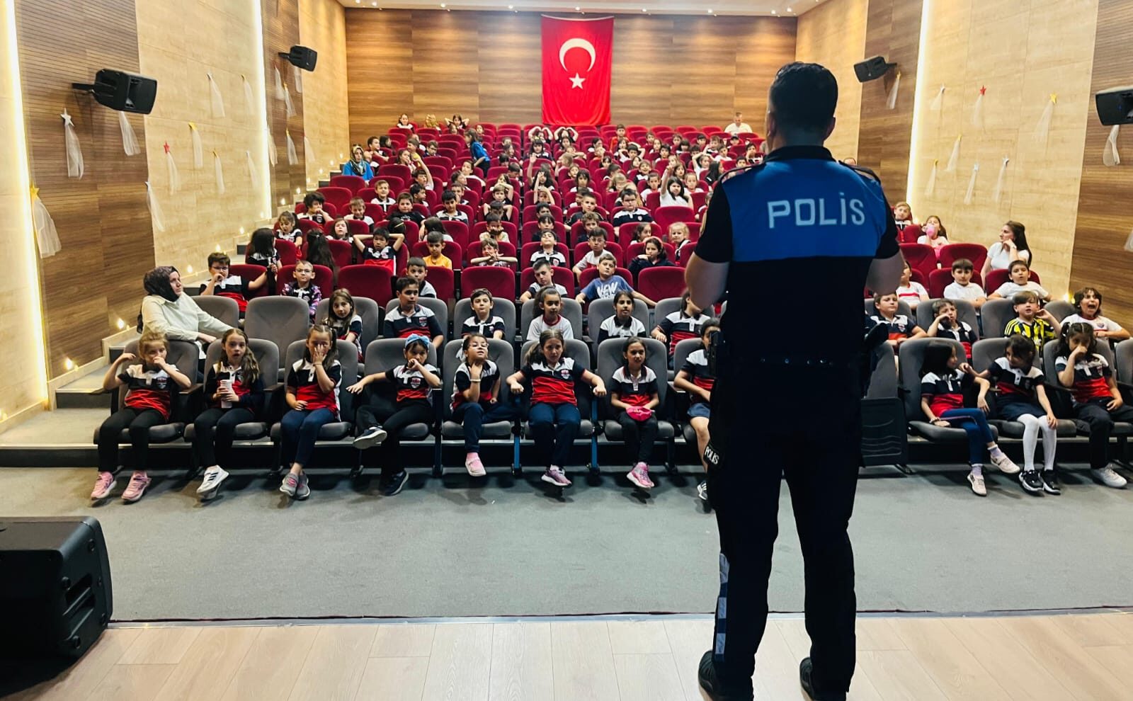 Miniklere polislerden güvenlik dersi
