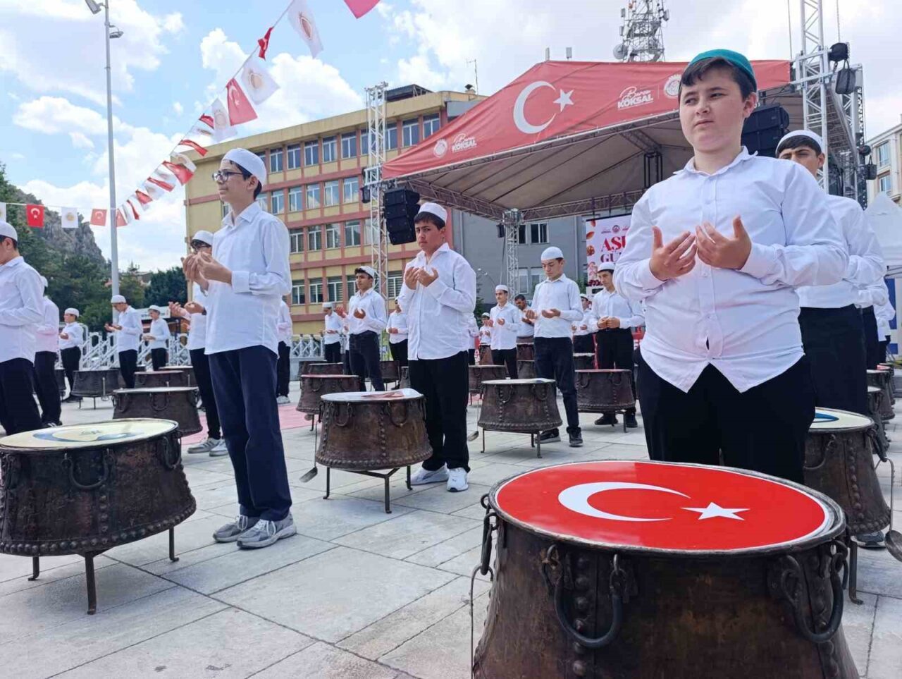 Hatimle pişirilen aşureler vatandaşlara dağıtıldı