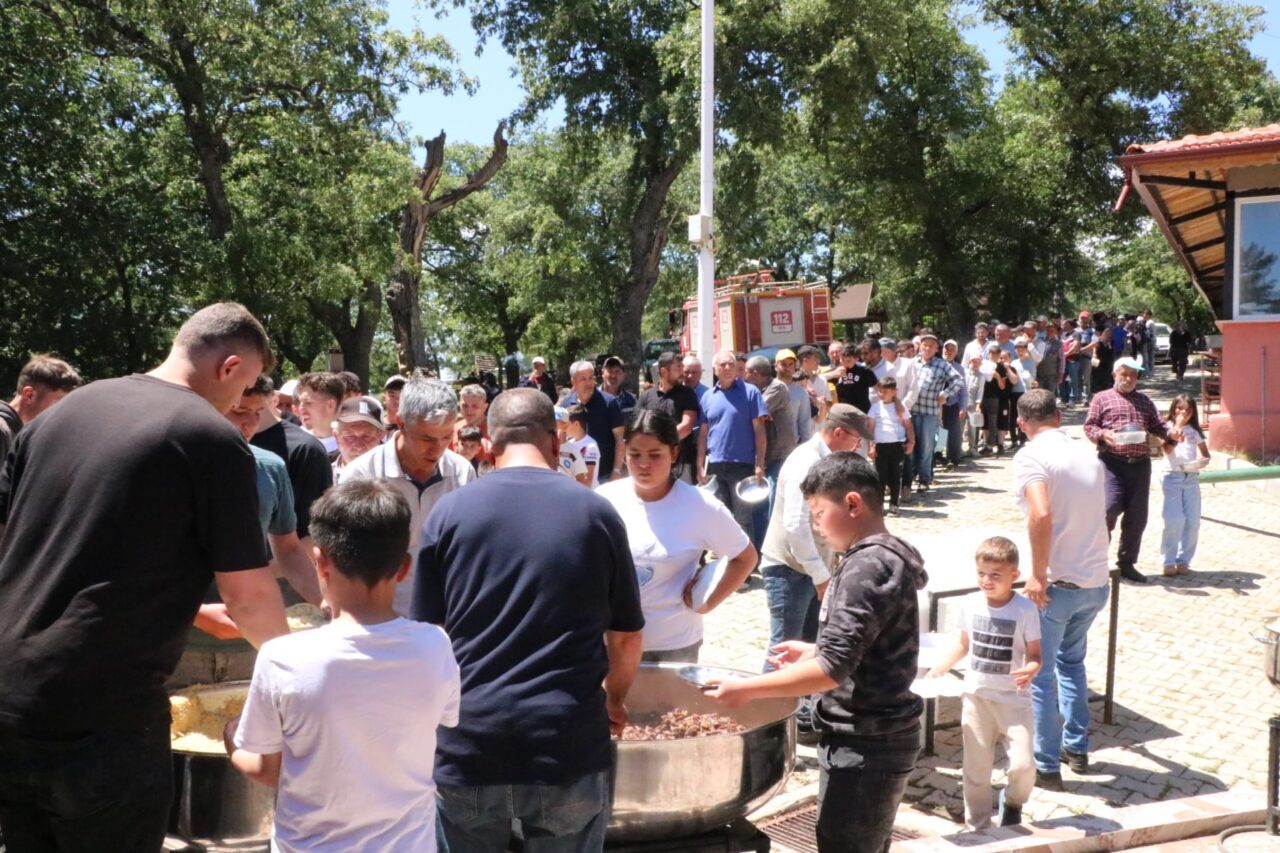 ​AFYONKARAHİSAR (AA) – Afyonkarahisar'ın Sandıklı ilçesine bağlı Akharım beldesinde yağmur